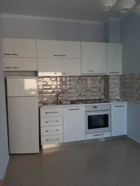 Tirane, jepet me qera zyre Kati 1, 95 m² 800 € prane Toptanit Qender .