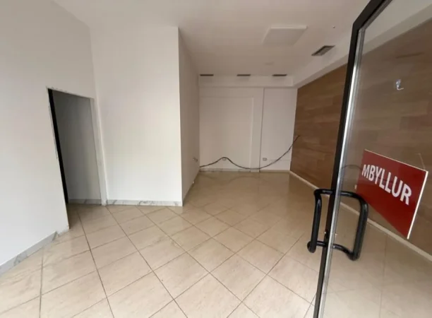 Tirane, jepet me qera ambjent biznesi Kati 0, 55 m² 1.000 € 
