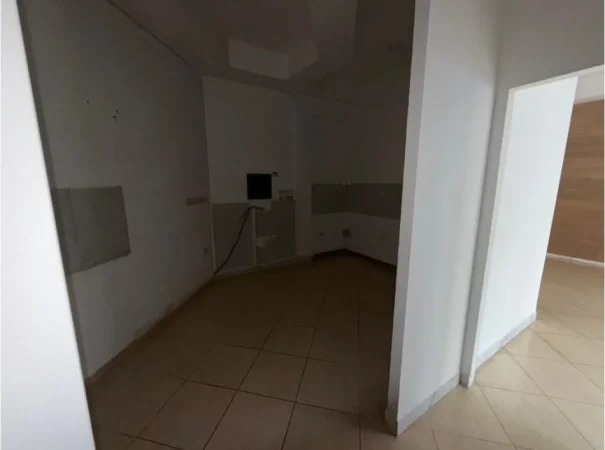 Tirane, jepet me qera ambjent biznesi Kati 0, 55 m² 1.000 € 