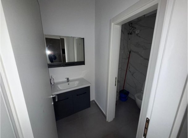 Tirane, jepet me qera ambjent biznesi Kati 0, 55 m² 1.000 € 