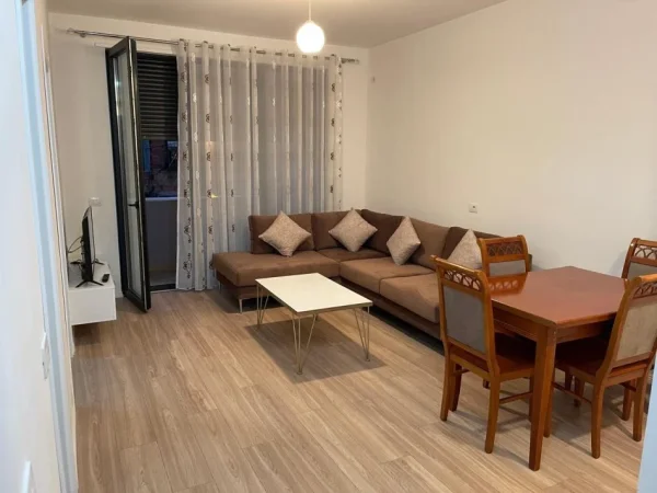 Tirane, jepet me qera apartament 1+1 Kati 2, 600 € (siri kodra)