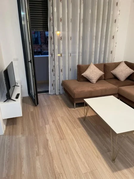 Tirane, jepet me qera apartament 1+1 Kati 2, 600 € (siri kodra)