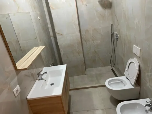 Tirane, jepet me qera apartament 1+1 Kati 2, 600 € (siri kodra)