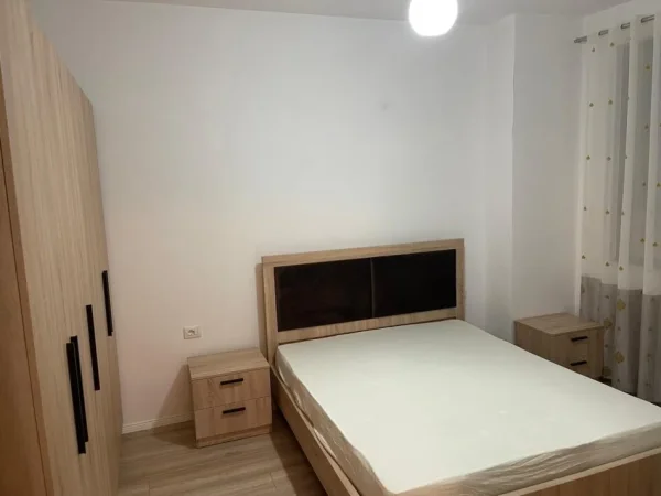 Tirane, jepet me qera apartament 1+1 Kati 2, 600 € (siri kodra)