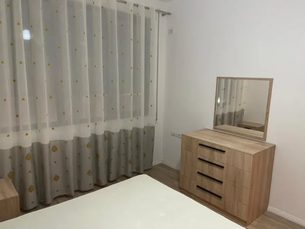 Tirane, jepet me qera apartament 1+1 Kati 2, 600 € (siri kodra)