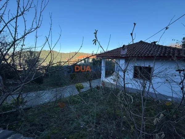 Tirane, shitet shtepi 4+1 Kati 1, 122 m² 200.000 € (Petrele)