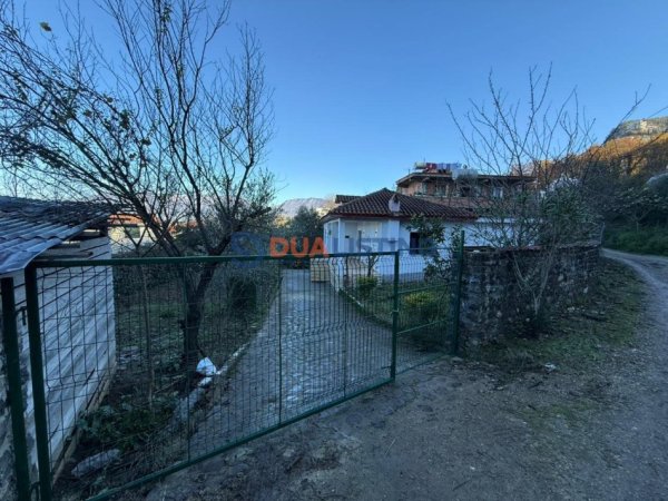 Tirane, shitet shtepi 4+1 Kati 1, 122 m² 200.000 € (Petrele)