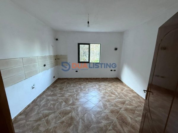 Tirane, shitet shtepi 4+1 Kati 1, 122 m² 200.000 € (Petrele)