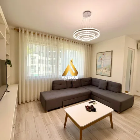 Tirane, jepet me qera apartament 1+1+Ballkon Kati 8, 70 m² 800 € (rruga e kosovareve)