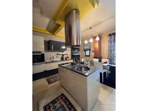 Tirane, shes apartament 3+1+Ballkon Kati 3, 202 m² 530.000 € 