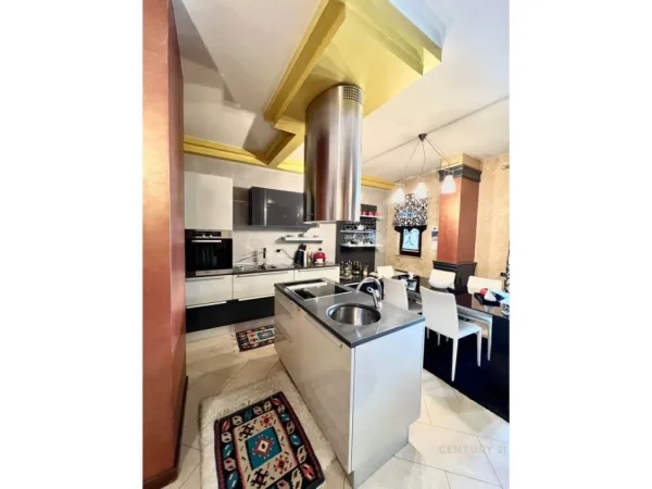 Tirane, shes apartament 3+1+Ballkon Kati 3, 202 m² 530.000 € 