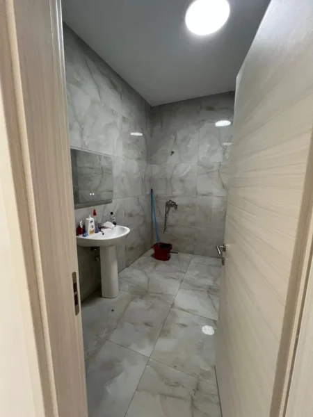 Tirane, jepet me qera apartament 2+1 Kati 6, 95 m² 450 € (Kamez)