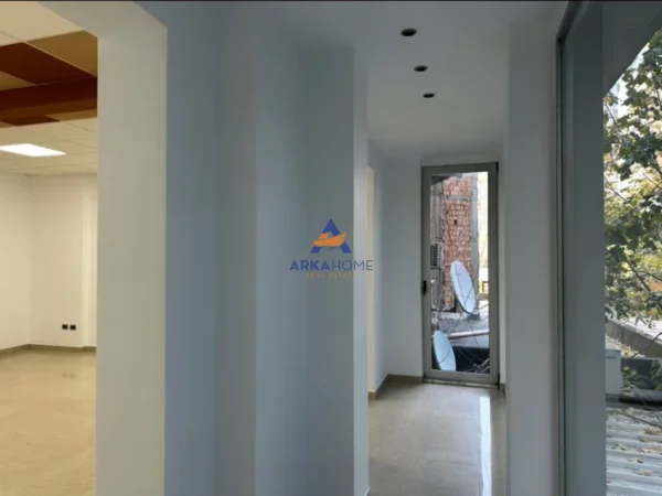 Tirane, jepet me qera ambjent biznesi Kati 2, 100 m² 1.000 € 