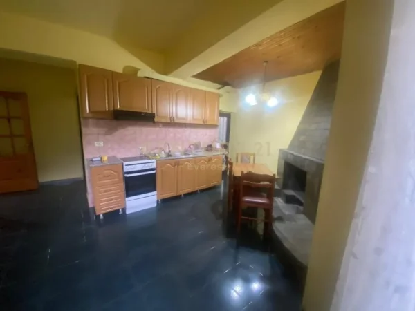 Tirane, jepet me qera apartament 2+1 Kati 1, 107 m² 400 € (Rruga Siri Kodra)