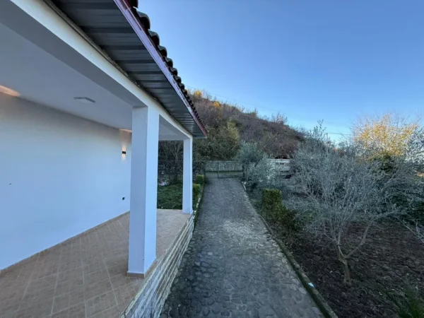 Tirane, shes shtepi 4+1+Aneks Kati 0, 365 m² 200.000 € (Shitet Shtëpi Private – Petrelë, Tiranë)