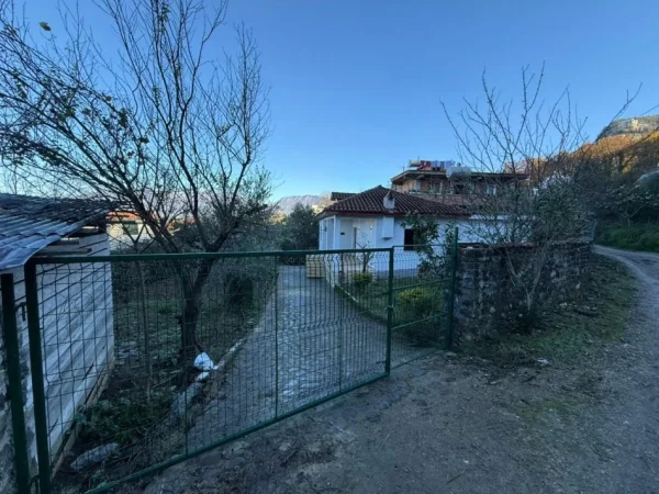 Tirane, shes shtepi 4+1+Aneks Kati 0, 365 m² 200.000 € (Shitet Shtëpi Private – Petrelë, Tiranë)