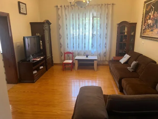 Tirane, jepet me qera shtepi 2+1 Kati 1, 85 m² 350 € (Laprake)