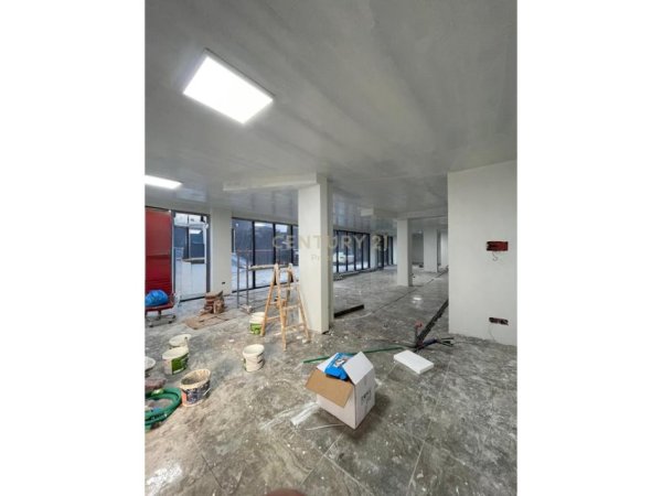 Tirane, jepet me qera ambjent biznesi Kati 0, 240 m² 2.400 € 