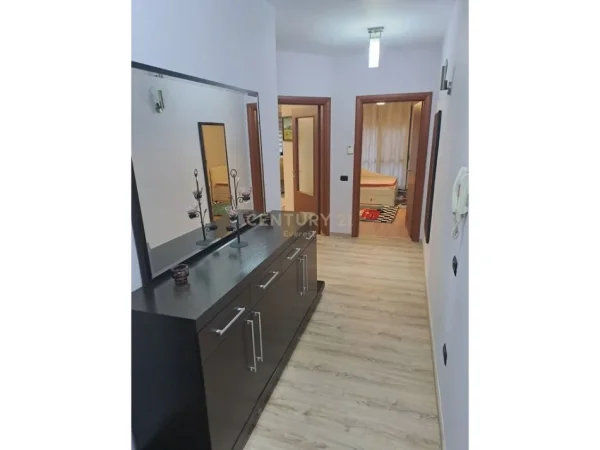 Tirane, jepet me qera apartament 2+1 Kati 2, 125 m² 650 € (Rruga Eduard Mano)