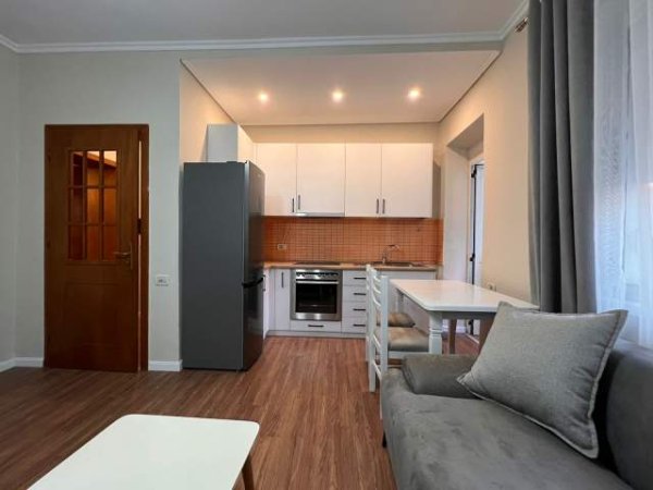 Tirane, jepet me qera apartament 2+1+Ballkon Kati 2, 90 m² 700 € (Rruga Fortuzi)