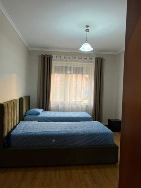 Tirane, jepet me qera apartament 2+1+Ballkon Kati 2, 90 m² 700 € (Rruga Fortuzi)