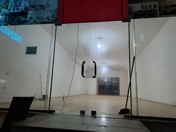 Tirane, jepet me qera ambjent biznesi Kati 0, 120 m² 600 € (Kamez)