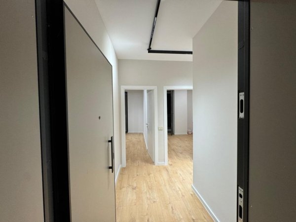 Tirane, jepet me qera zyre Kati 14, 94 m² 1.000 € (qender)