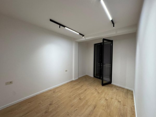 Tirane, jepet me qera zyre Kati 14, 94 m² 1.000 € (qender)