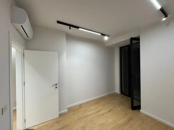 Tirane, jepet me qera zyre Kati 14, 94 m² 1.000 € (qender)