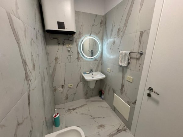 Tirane, jepet me qera zyre Kati 14, 94 m² 1.000 € (qender)