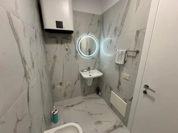 Tirane, jepet me qera zyre Kati 14, 94 m² 1.000 € (qender)