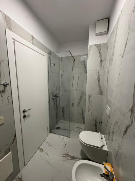 Tirane, jepet me qera zyre Kati 14, 94 m² 1.000 € (qender)