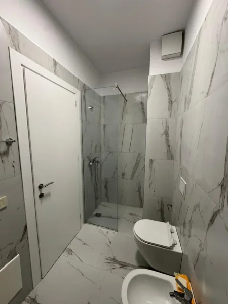 Tirane, jepet me qera zyre Kati 14, 94 m² 1.000 € (qender)