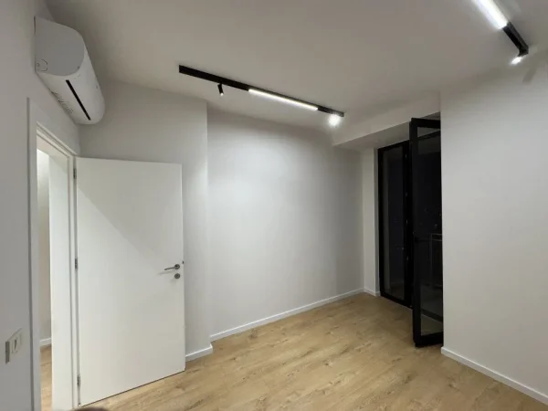 Tirane, jepet me qera zyre Kati 12, 94 m² 1.000 € (QENDER)