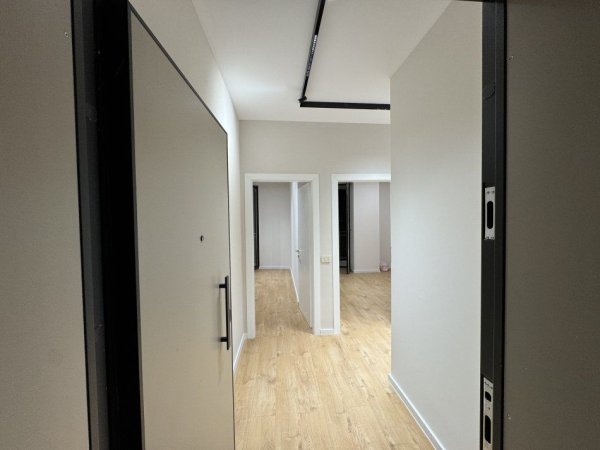 Tirane, jepet me qera zyre Kati 12, 94 m² 1.000 € (QENDER)