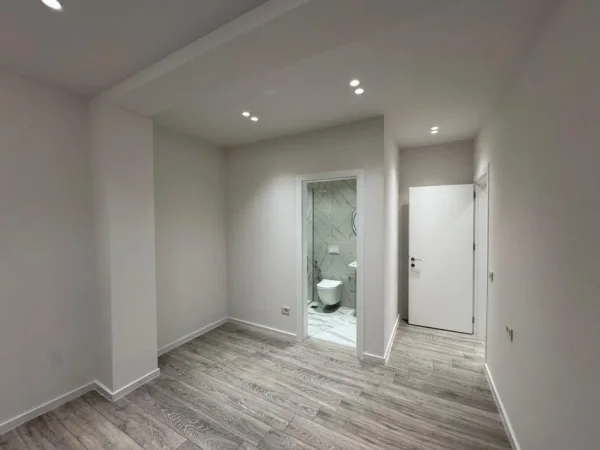 Tirane, jepet me qera zyre Kati 14, 104 m² 1.100 € (qender)