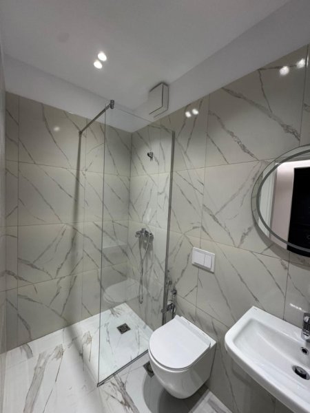 Tirane, jepet me qera zyre Kati 14, 104 m² 1.100 € (qender)