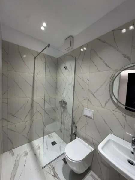 Tirane, jepet me qera zyre Kati 14, 104 m² 1.100 € (qender)