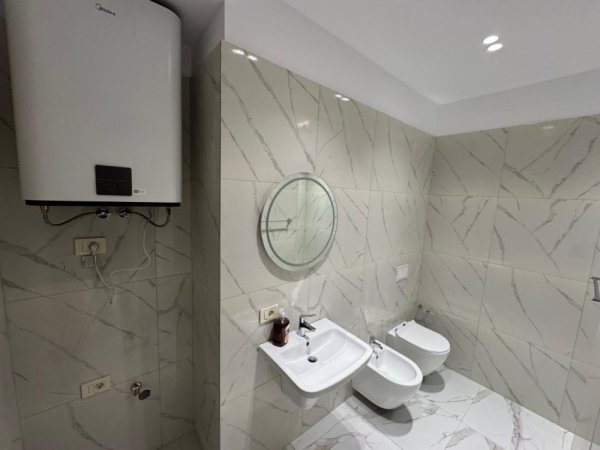 Tirane, jepet me qera zyre Kati 14, 104 m² 1.100 € (qender)