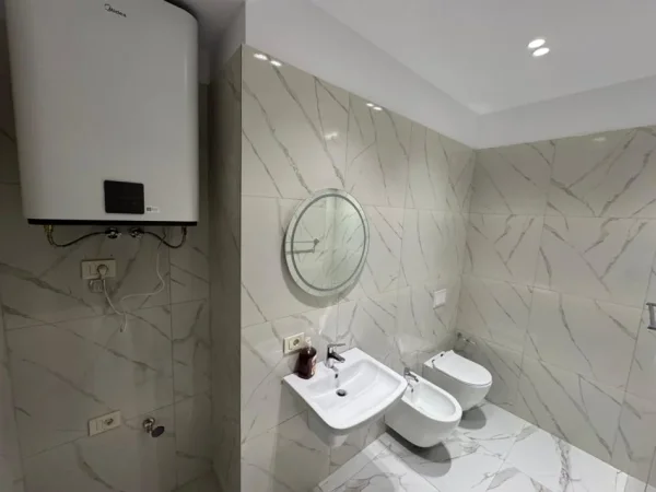 Tirane, jepet me qera zyre Kati 14, 104 m² 1.100 € (qender)