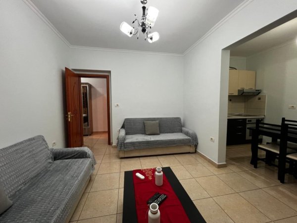 Tirane, jepet me qera apartament 1+1 Kati 3, 70 m² 450 € (rruga e Dibrës)