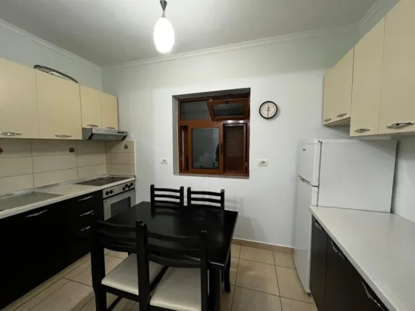 Tirane, jepet me qera apartament 1+1 Kati 3, 70 m² 450 € (rruga e Dibrës)