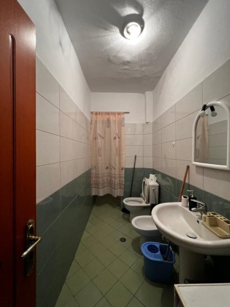 Tirane, jepet me qera apartament 1+1 Kati 3, 70 m² 450 € (rruga e Dibrës)