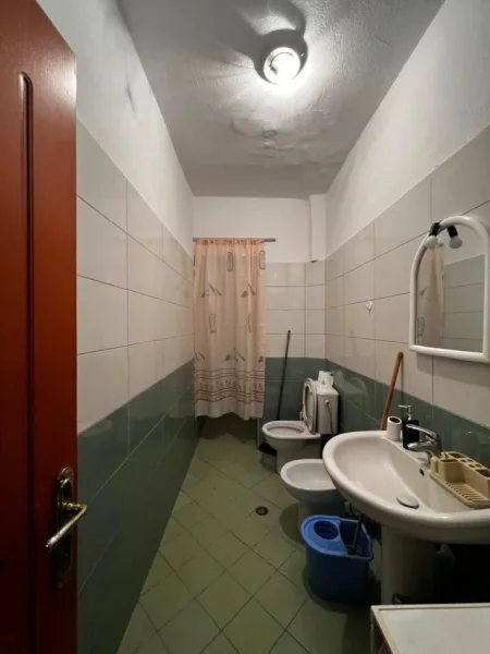 Tirane, jepet me qera apartament 1+1 Kati 3, 70 m² 450 € (rruga e Dibrës)