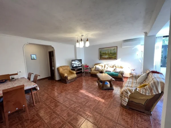 Tirane, jepet me qera apartament 2+1 Kati 2, 600 € 