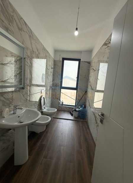 Tirane, jepet me qera apartament 3+1+Ballkon Kati 6, 138 m² 728 € (Rezidenca Erli , Porcelan)