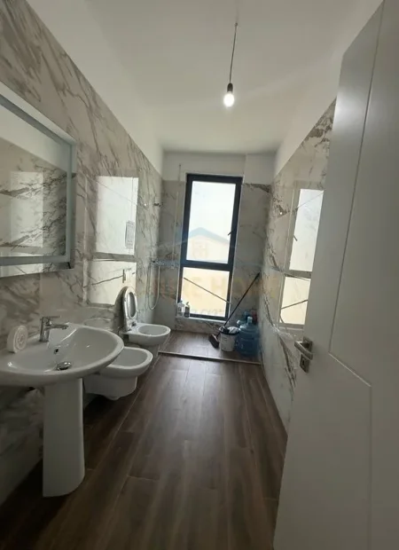 Tirane, jepet me qera apartament 3+1+Ballkon Kati 6, 138 m² 728 € (Rezidenca Erli , Porcelan)