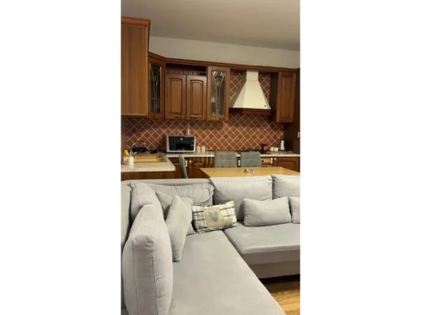 Tirane, jepet me qera , 80 m² 800 € (RRUGA E KAVAJES)