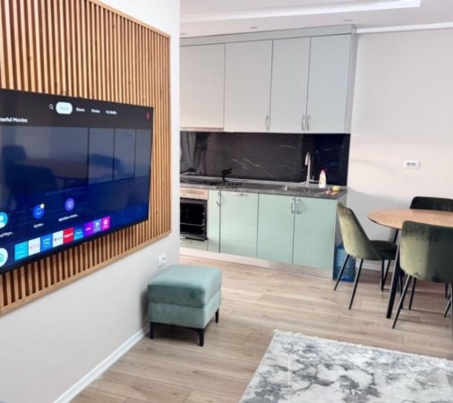 Tirane, jepet me qera apartament 1+1 , 62 m² 500 € (PALLATI ME SHIGJETA)