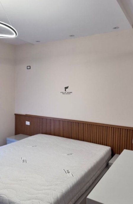 Tirane, jepet me qera apartament 1+1 , 62 m² 500 € (PALLATI ME SHIGJETA)
